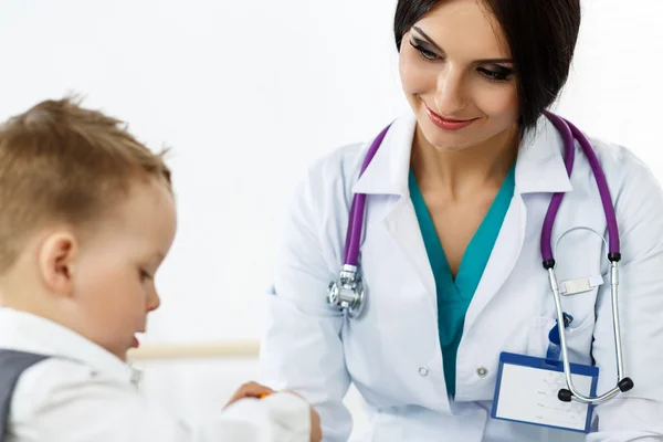 Pédiatrie communiquant avec le patient — Photo