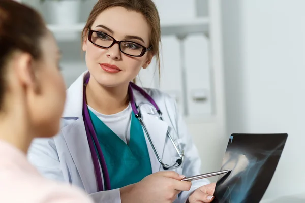 Konzept des Radiologen oder Traumatologen — Stockfoto