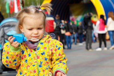 küçük kız ve sabun köpüğü