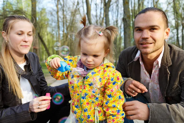 Pais felizes com filha ao ar livre — Fotografia de Stock