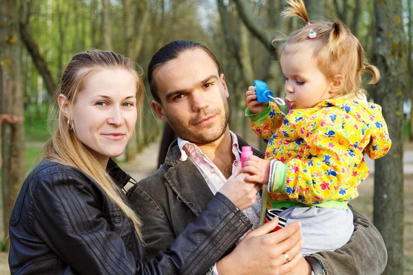 Parents heureux avec fille en plein air — Photo