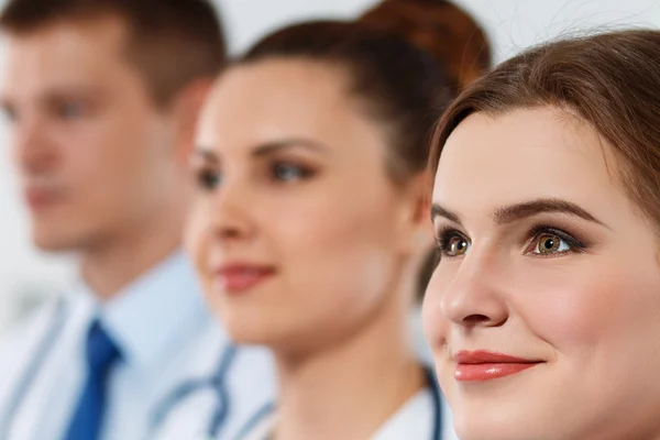 Retratos de tres médicos de pie uno por uno — Foto de Stock