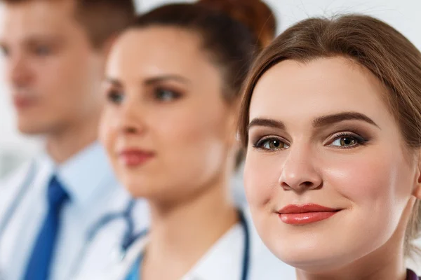 Retratos de tres médicos de pie uno por uno — Foto de Stock