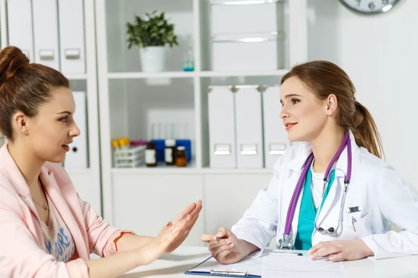 Physician ready to examine patient and help — Stock Photo, Image