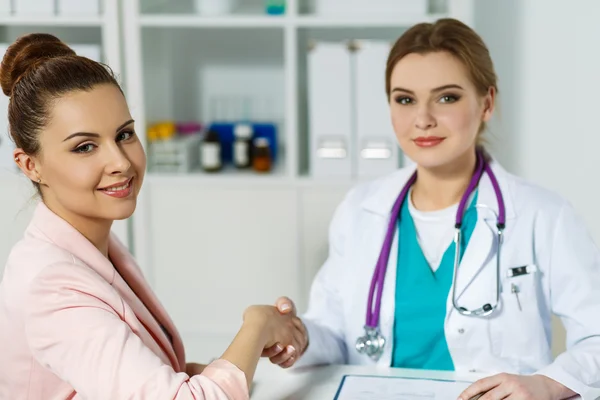 Handshake with satisfied client — Stock Photo, Image