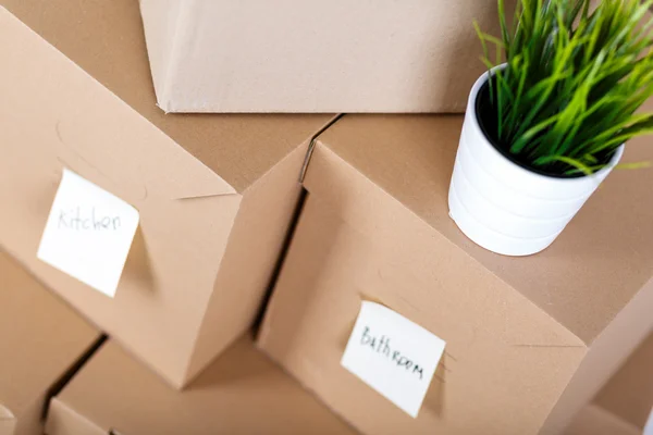 Stapel van bruin kartonnen dozen met huis of kantoor goederen — Stockfoto