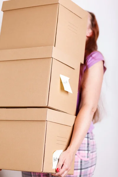 Vrouwelijke hand met stapel van bruin kartonnen dozen — Stockfoto