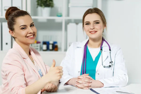 Satisfeito paciente feliz do sexo feminino com médico de medicina em seu offic — Fotografia de Stock