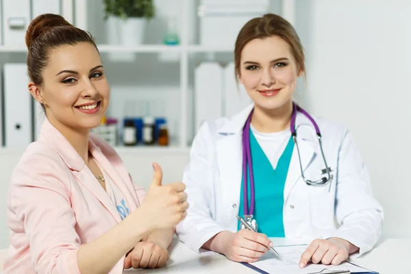 Satisfecho mujer feliz paciente con médico de medicina en su offic —  Fotos de Stock