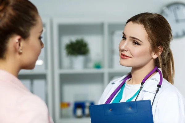 Female doctor chatting with patient — Stock Photo, Image