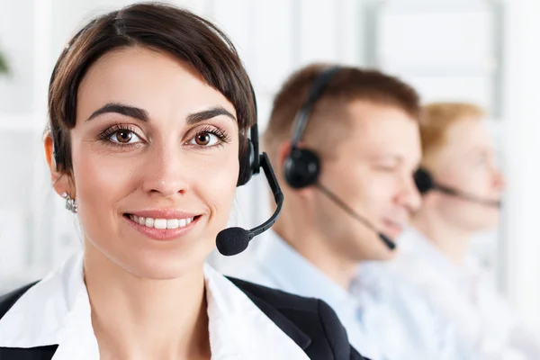 Tre operatori di servizi di call center al lavoro — Foto Stock