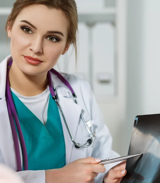 Médico de medicina feminina apontando para imagem de raio-x — Fotografia de Stock