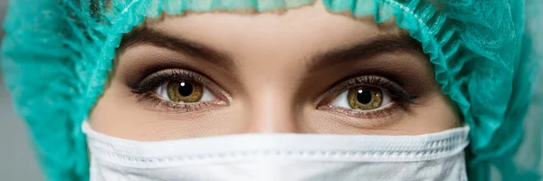 Rosto do médico feminino usando máscara protetora — Fotografia de Stock
