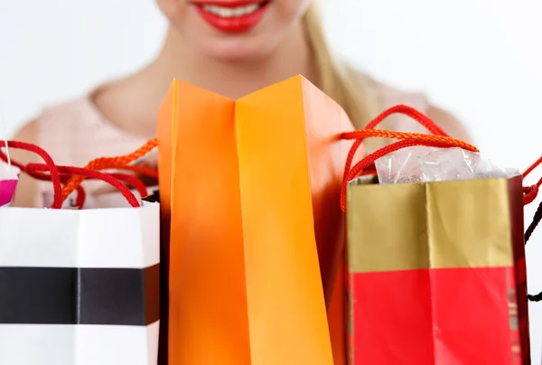 Mujer rubia inspeccionando compras frescas —  Fotos de Stock