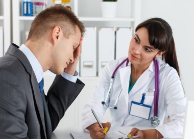 Concerned beautiful female medicine doctor listening carefully p
