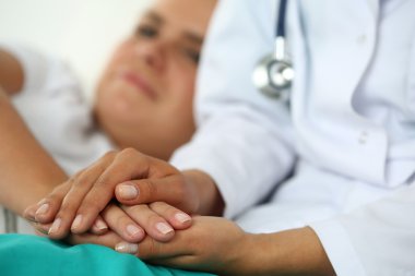 Hasta el holding samimi kadın doktor eller