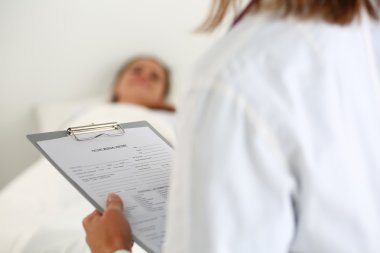 Kadın tıp doktor hasta tıbbi geçmiş listesinde doldurma