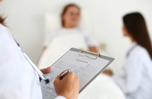 Kadın tıp doktor hasta tıbbi geçmişinde doldurma