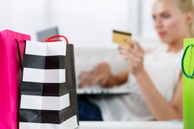 Sarışın kadının kredi kartı ödeme internet bağlantısı satın alma yapmak