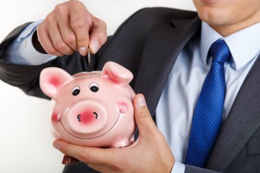 İşadamı takım elbise ve kravat pembe pi içine koyarak PIN para sikke