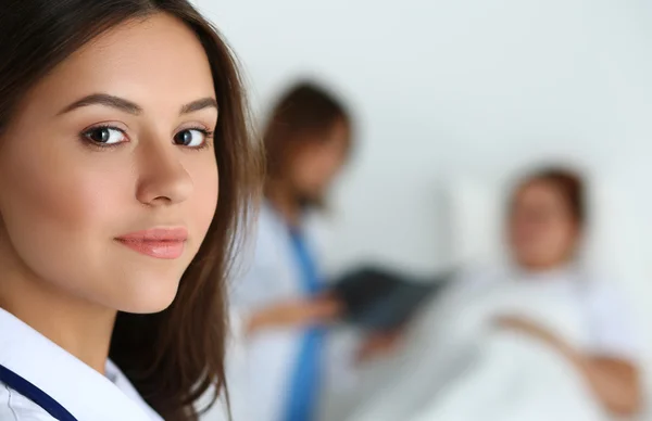 Hermosa médica mujer mirando en la cámara —  Fotos de Stock