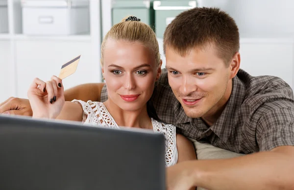 Familia pareja haciendo compras a través de Internet — Foto de Stock