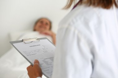Kadın tıp doktor hasta tıbbi geçmişinde doldurma