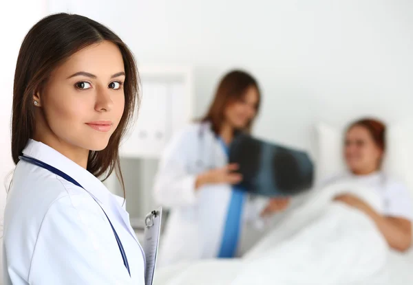 Vackra kvinnliga medicine doktor titta i kameran — Stockfoto