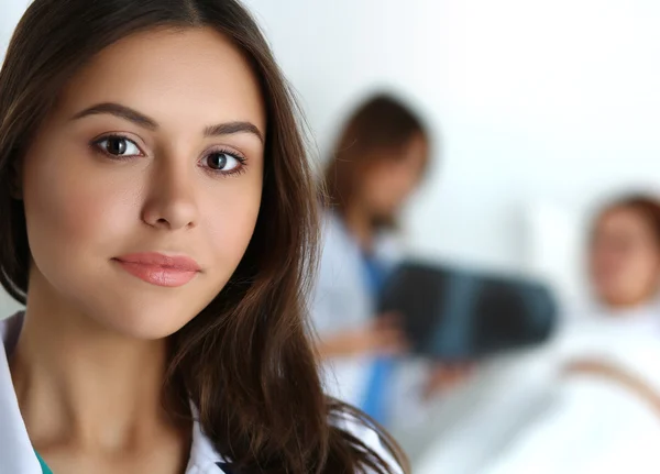 Magnifique médecin de médecine féminine regardant à la caméra — Photo