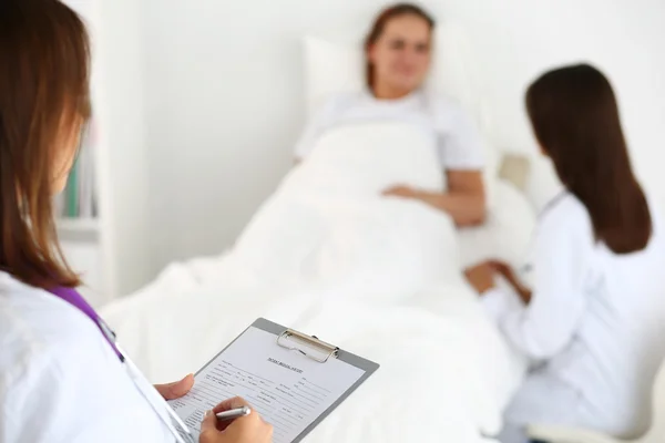 Médico pronto para examinar e ajudar — Fotografia de Stock