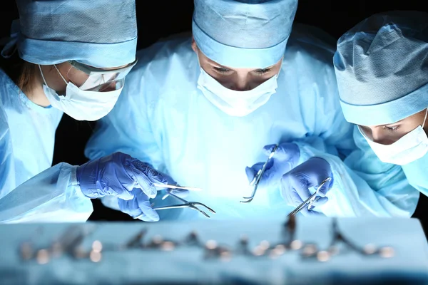 Skupina lékařů v práci v chirurgické divadlo — Stock fotografie
