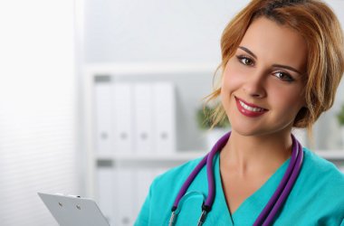 Güzel çekici dostu gülümseyen kadın tıp therapeutist