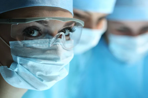 카메라 보고 여성 외과 의사 초상화 — 스톡 사진