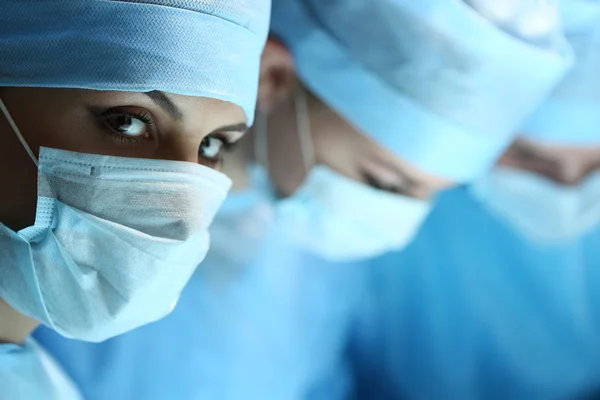 Женский портрет хирурга, смотрящий в камеру — стоковое фото