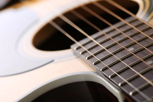 Guitarra acústica clásica en una perspectiva extraña e inusual — Foto de Stock