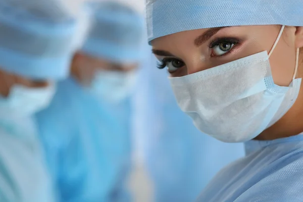 카메라 보고 여성 외과 의사 초상화 — 스톡 사진