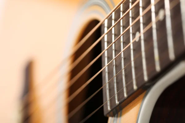 Guitarra acústica clásica en una perspectiva extraña e inusual — Foto de Stock