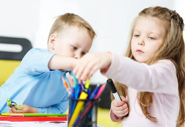 遊んでいる子供たち。男の子と女の子が一緒に時間を過ごす — ストック写真