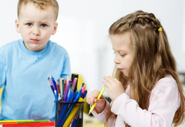 Kinderen spelen. Kleine jongen en meisje tijd samen doorbrengen — Stockfoto