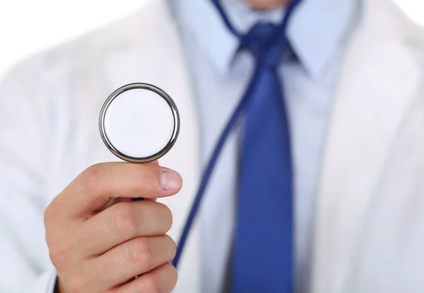 Medicina masculina mão médico segurando cabeça estetoscópio — Fotografia de Stock