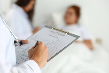Doktor muayene ve yardımcı olmak hazır