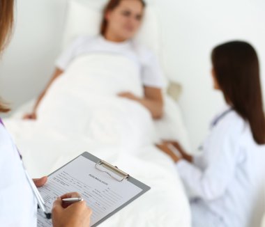 Doktor muayene ve yardımcı olmak hazır