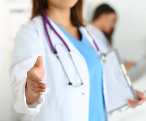 Kadın tıp doktor el sallamak için sunan — Stok fotoğraf