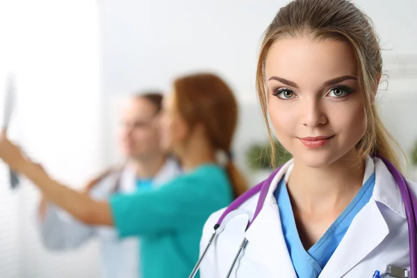 Bonita sorridente médico medicina feminina olhando na câmera — Fotografia de Stock