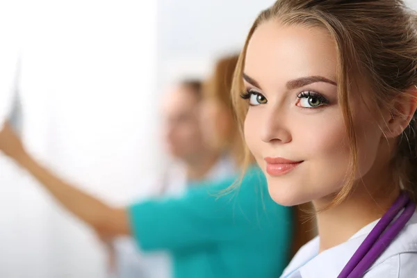Krásný usměvavý ženské lékařství doktor pohledu kamery — Stock fotografie