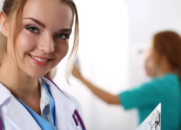 Schöne lächelnde Ärztin, die in die Kamera schaut — Stockfoto