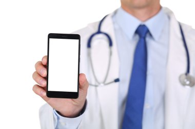 Cep telefonu tutan erkek tıp doktoru.