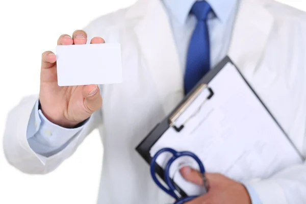 Médico masculino mão segurando cartão de visita em branco — Fotografia de Stock