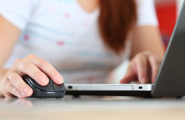 Bilgisayar kablosuz mouse tutan el