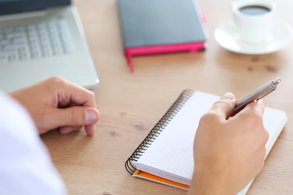 Mannenhand bedrijf zilveren pen — Stockfoto